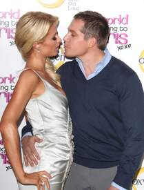 Paris_Hilton_at_The_World_According_To_Paris_premiere_at_the_Roosevelt_Hotel_0313.jpg