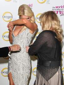 Paris_Hilton_at_The_World_According_To_Paris_premiere_at_the_Roosevelt_Hotel_0314.jpg