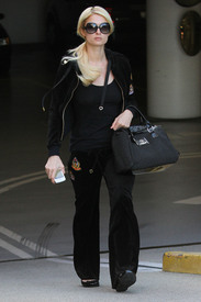 celebrity_paradise.com_TheElder_ParisHilton2011_05_25_spottedoutandaboutinLosAngeles1.JPG