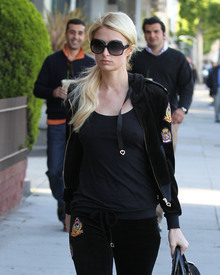 celebrity_paradise.com_TheElder_ParisHilton2011_05_25_spottedoutandaboutinLosAngeles10.JPG