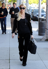 celebrity_paradise.com_TheElder_ParisHilton2011_05_25_spottedoutandaboutinLosAngeles11.jpg