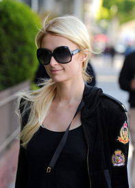 celebrity_paradise.com_TheElder_ParisHilton2011_05_25_spottedoutandaboutinLosAngeles14.jpg