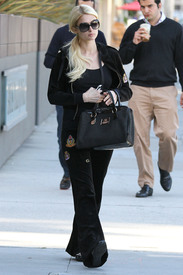 celebrity_paradise.com_TheElder_ParisHilton2011_05_25_spottedoutandaboutinLosAngeles4.JPG
