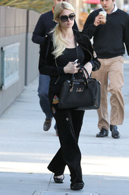 celebrity_paradise.com_TheElder_ParisHilton2011_05_25_spottedoutandaboutinLosAngeles5.JPG