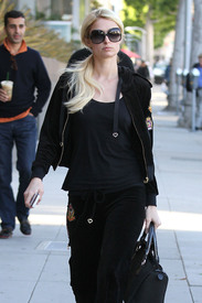 celebrity_paradise.com_TheElder_ParisHilton2011_05_25_spottedoutandaboutinLosAngeles7.JPG
