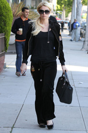 celebrity_paradise.com_TheElder_ParisHilton2011_05_25_spottedoutandaboutinLosAngeles9.JPG