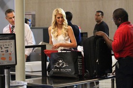 celebrity_paradise.com_TheElder_ParisHilton2011_05_27_arrivingforaflightatLAXairport13.jpg