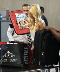 celebrity_paradise.com_TheElder_ParisHilton2011_05_27_arrivingforaflightatLAXairport14.jpg