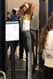 celebrity_paradise.com_TheElder_ParisHilton2011_05_27_arrivingforaflightatLAXairport16.jpg