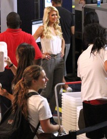 celebrity_paradise.com_TheElder_ParisHilton2011_05_27_arrivingforaflightatLAXairport20.jpg