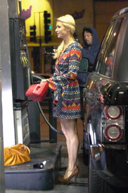 ParisHilton_Pumpinggas_LA_080511_105.jpg