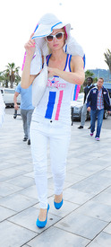 celebrity_paradise.com_TheElder_ParisHilton2011_06_05_beforetheSpanishGrandPrixattheMontmelo47.jpg