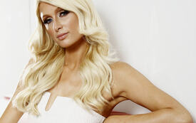 celebrity_paradise.com_TheElder_ParisHilton2011_06_07_posesforaportraitinLosAngeles3.jpg