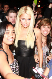 celebrity_paradise.com_TheElder_ParisHilton2011_06_13_atBesoRestaurantinHollywood1.jpg