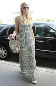 celebrity_paradise.com_TheElder_ParisHilton2011_06_14_atLAXAirport5.jpg