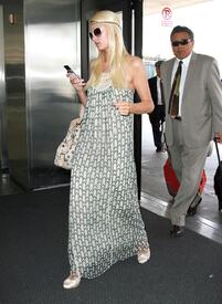 celebrity_paradise.com_TheElder_ParisHilton2011_06_14_atLAXAirport8.jpg