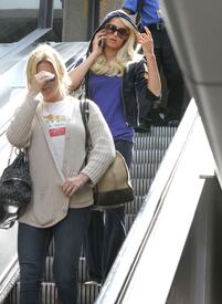 celebrity_paradise.com_TheElder_ParisHilton2011_06_16_arrivingatLAXAirport10.jpg