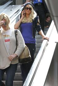 celebrity_paradise.com_TheElder_ParisHilton2011_06_16_arrivingatLAXAirport12.jpg