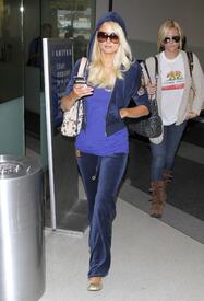 celebrity_paradise.com_TheElder_ParisHilton2011_06_16_arrivingatLAXAirport20.jpg