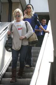 celebrity_paradise.com_TheElder_ParisHilton2011_06_16_arrivingatLAXAirport7.jpg