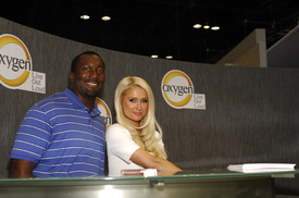 celebrity_paradise.com_TheElderParisHilton2011_06_15_TheCableShow2011_Day2inChicago_14.jpg