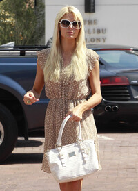 celebrity_paradise.com_TheElder_ParisandNickyHilton2011_06_22_spentthedaytogetherinMalibu19.jpg
