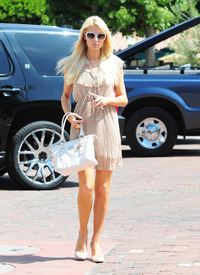 celebrity_paradise.com_TheElder_ParisandNickyHilton2011_06_22_spentthedaytogetherinMalibu41.jpg