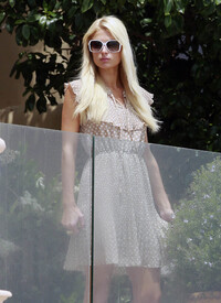 celebrity_paradise.com_TheElder_ParisandNickyHilton2011_06_22_spentthedaytogetherinMalibu8.jpg