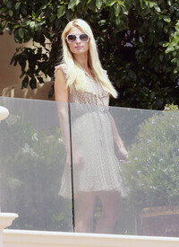 celebrity_paradise.com_TheElder_ParisandNickyHilton2011_06_22_spentthedaytogetherinMalibu9.jpg