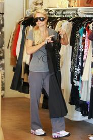 celebrity_paradise.com_TheElder_ParisHilton2011_06_21_outforlunchfollowedbyshoppinginLA13.jpg