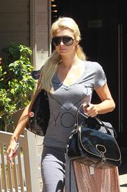 celebrity_paradise.com_TheElder_ParisHilton2011_06_21_outforlunchfollowedbyshoppinginLA17.jpg