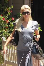 celebrity_paradise.com_TheElder_ParisHilton2011_06_21_outforlunchfollowedbyshoppinginLA18.jpg