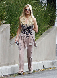 celebrity_paradise.com_TheElder_ParisHilton2011_06_17_runningwithhersisterNickyinBeverlyHills1.jpg
