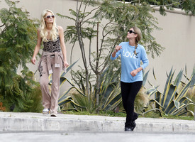 celebrity_paradise.com_TheElder_ParisHilton2011_06_17_runningwithhersisterNickyinBeverlyHills11.jpg