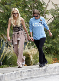 celebrity_paradise.com_TheElder_ParisHilton2011_06_17_runningwithhersisterNickyinBeverlyHills12.jpg