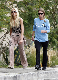 celebrity_paradise.com_TheElder_ParisHilton2011_06_17_runningwithhersisterNickyinBeverlyHills13.jpg