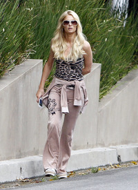 celebrity_paradise.com_TheElder_ParisHilton2011_06_17_runningwithhersisterNickyinBeverlyHills2.jpg