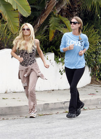 celebrity_paradise.com_TheElder_ParisHilton2011_06_17_runningwithhersisterNickyinBeverlyHills26.jpg