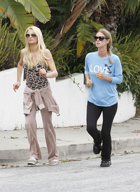 celebrity_paradise.com_TheElder_ParisHilton2011_06_17_runningwithhersisterNickyinBeverlyHills27.jpg