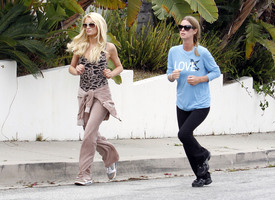 celebrity_paradise.com_TheElder_ParisHilton2011_06_17_runningwithhersisterNickyinBeverlyHills28.jpg