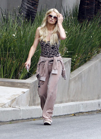 celebrity_paradise.com_TheElder_ParisHilton2011_06_17_runningwithhersisterNickyinBeverlyHills3.jpg