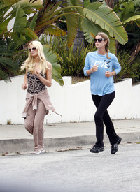celebrity_paradise.com_TheElder_ParisHilton2011_06_17_runningwithhersisterNickyinBeverlyHills30.jpg