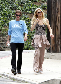 celebrity_paradise.com_TheElder_ParisHilton2011_06_17_runningwithhersisterNickyinBeverlyHills31.jpg