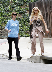 celebrity_paradise.com_TheElder_ParisHilton2011_06_17_runningwithhersisterNickyinBeverlyHills32.jpg