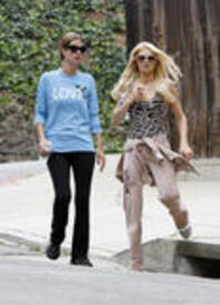 th_celebrity_paradise.com_TheElder_ParisHilton2011_06_17_runningwithhersisterNickyinBeverlyHills33.jpg