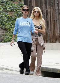 celebrity_paradise.com_TheElder_ParisHilton2011_06_17_runningwithhersisterNickyinBeverlyHills34.jpg