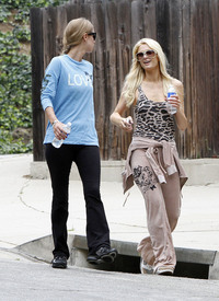celebrity_paradise.com_TheElder_ParisHilton2011_06_17_runningwithhersisterNickyinBeverlyHills35.jpg