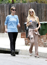 celebrity_paradise.com_TheElder_ParisHilton2011_06_17_runningwithhersisterNickyinBeverlyHills37.jpg