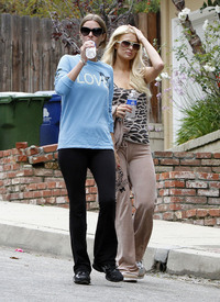 celebrity_paradise.com_TheElder_ParisHilton2011_06_17_runningwithhersisterNickyinBeverlyHills39.jpg