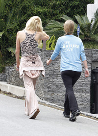 celebrity_paradise.com_TheElder_ParisHilton2011_06_17_runningwithhersisterNickyinBeverlyHills4.jpg
